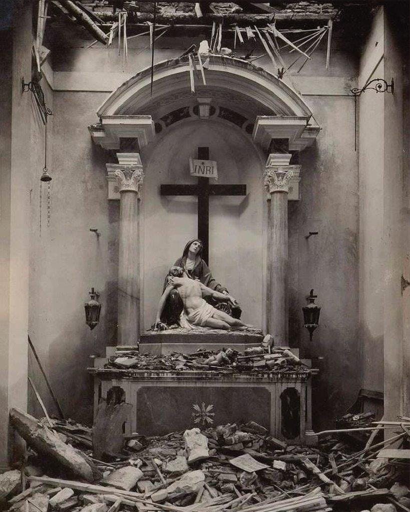 Altar na igreja de Segusino, Vêneto (Itália), depois de um ataque durante a Primeira Guerra mundial