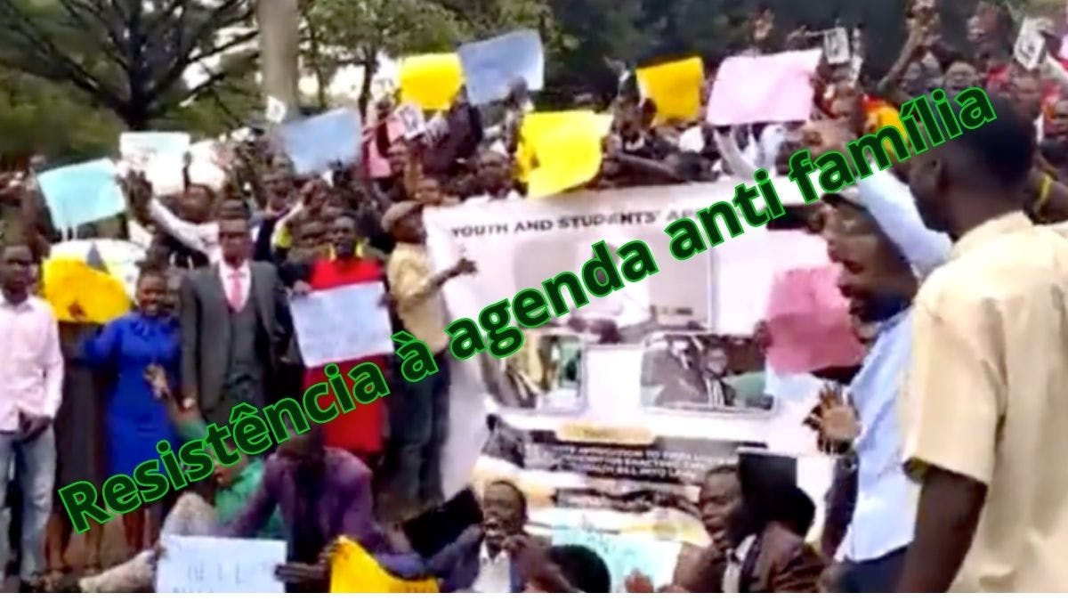 Universitários Católicos De Uganda Resistem E Dão Lição Moral A Biden