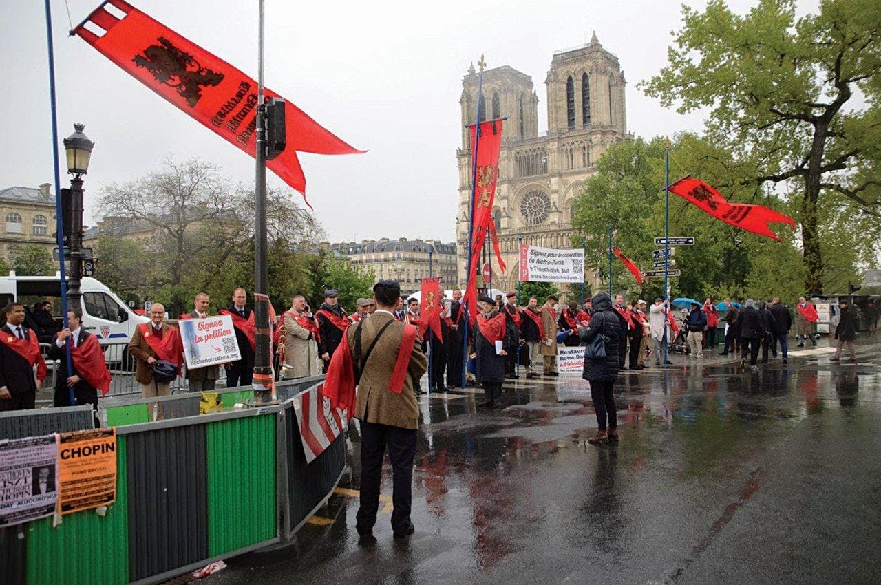 Campanha em grande estilo da TFP francesa em Paris pela restauração integral da catedral de Notre Dame, sem concessões à arte moderna