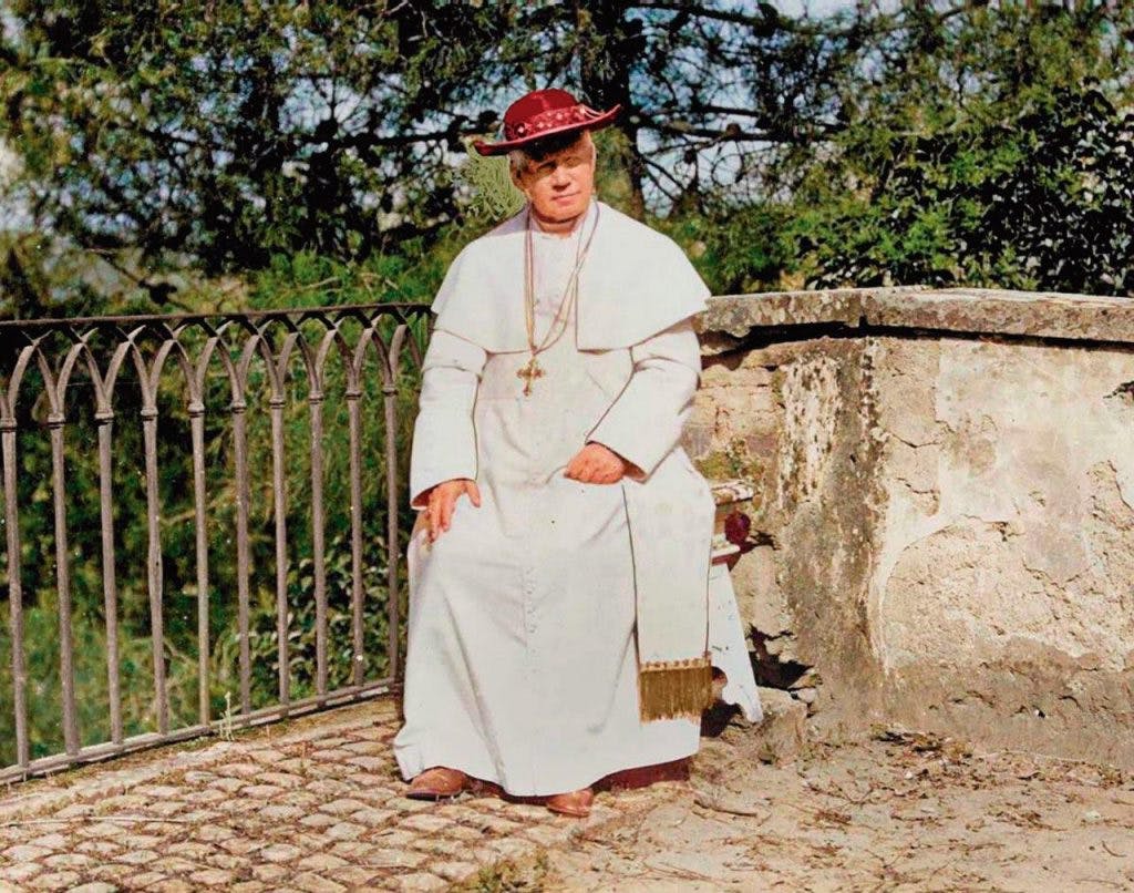 São Pio X nos jardins do Vaticano. Foto que passou pelo processo de colorização.