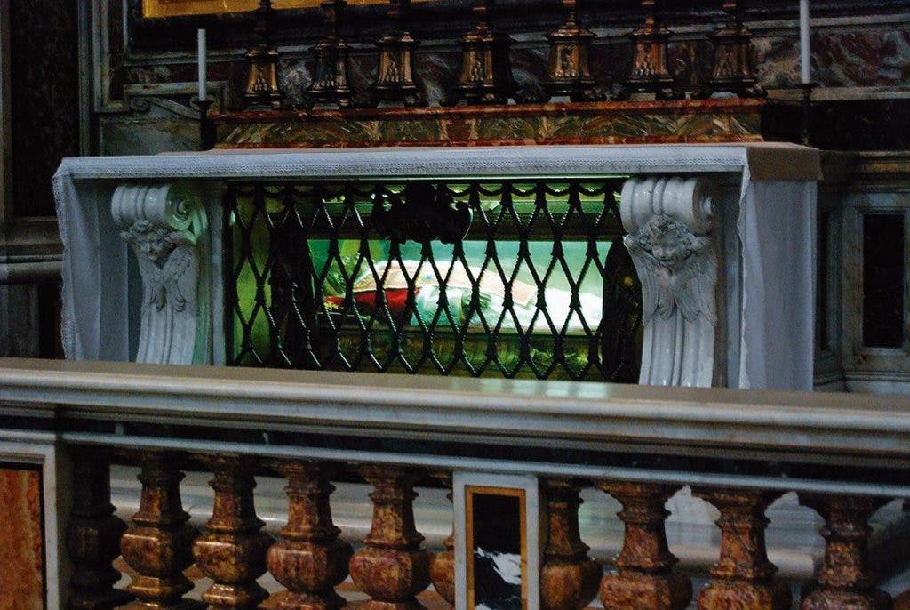 *Atualmente o corpo incorrupto de São Pio X não se encontra na cripta, mas exposto em sepultura na Basílica de São Pedro sob o altar da capela da Apresentação.