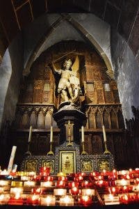 Altar de São Miguel que se encontra na igreja de São Pedro, dentro das muralhas