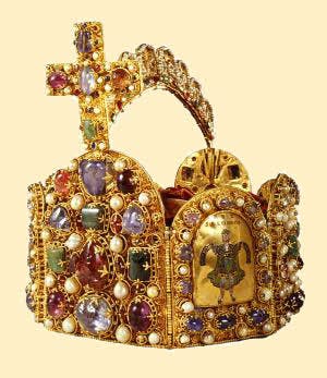 Coroa de Carlos Magno ou Coroa de Nuremberg, durante séculos símbolo da soberania do Sacro Império Romano