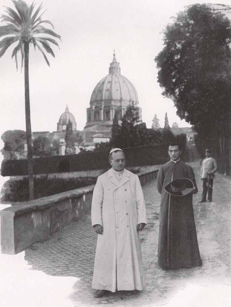 Papa Pio XI caminhando nos jardins do Vaticano