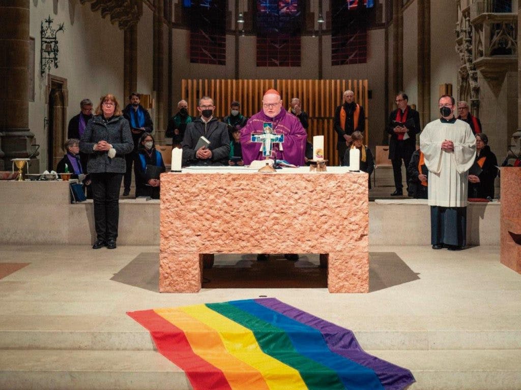 Cardeal alemão Reinhard Marx, atual arcebispo da Arquidiocese de Munique e Freising, celebrando missa para o movimento homossexual