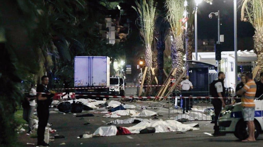 Foto do atentado terrorista perpetrado na cidade de Nice em 2016, quando um islamita avançou com um caminhão a toda velocidade sobre a multidão na avenida ao lado da praia, matando 86 pessoas e ferindo outras 458.