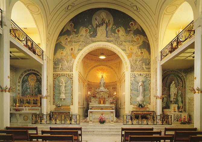 Interior da Igreja na França - Rue du Bac - onde Nossa Senhora apareceu a Santa Catarina