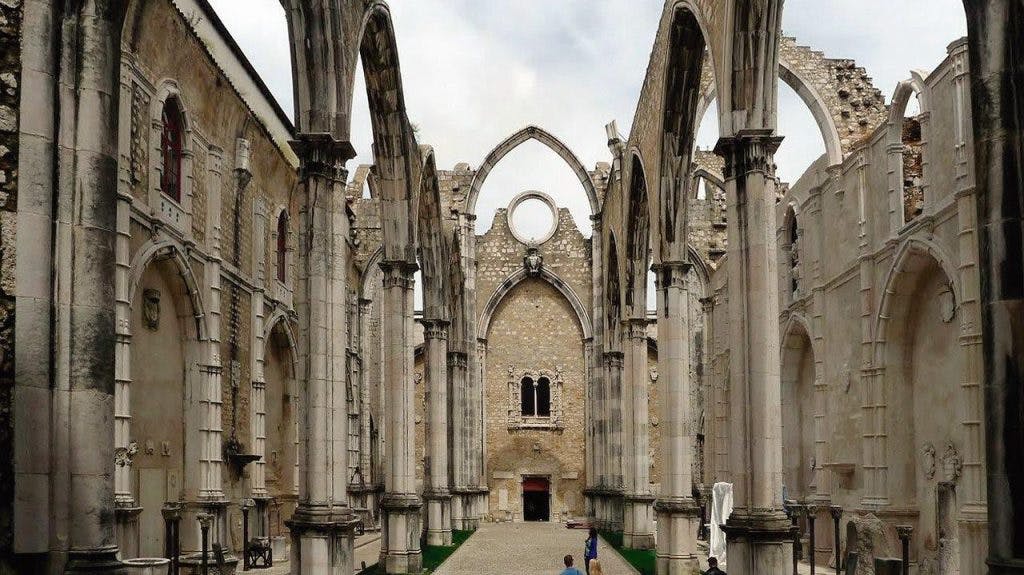 Ruínas da Igreja do Convento do Carmo (Lisboa). Fundada pelo Santo Condestável. Danificada gravemente no grande terremoto de 1755.