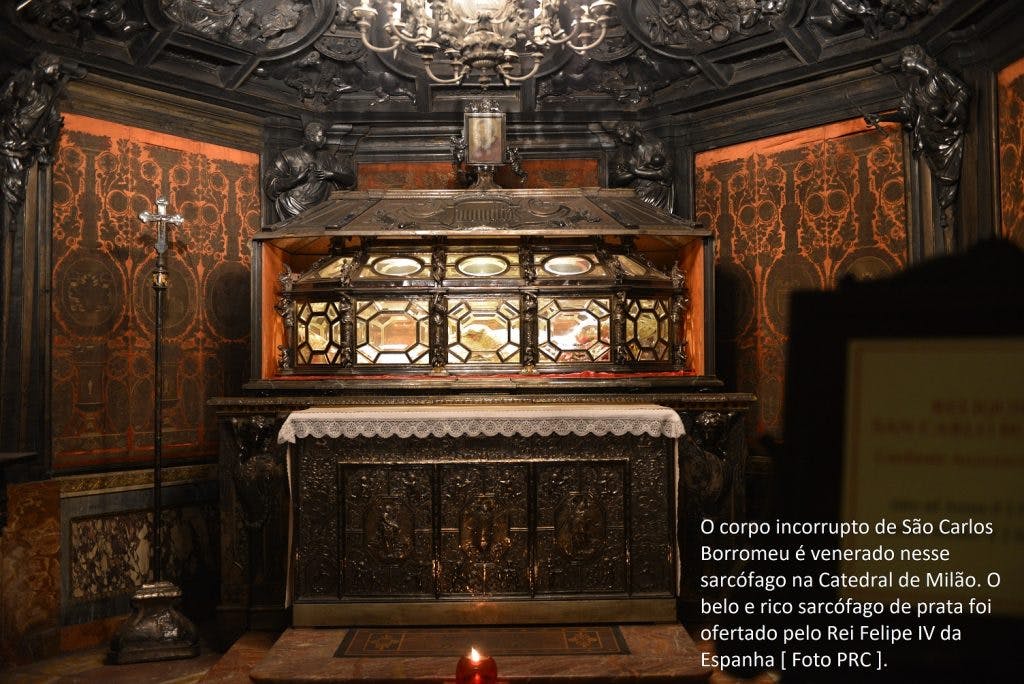 Corpo incorrupto de São Carlos Borromeu venerado nesse sarcófago na Catedral de Milão
