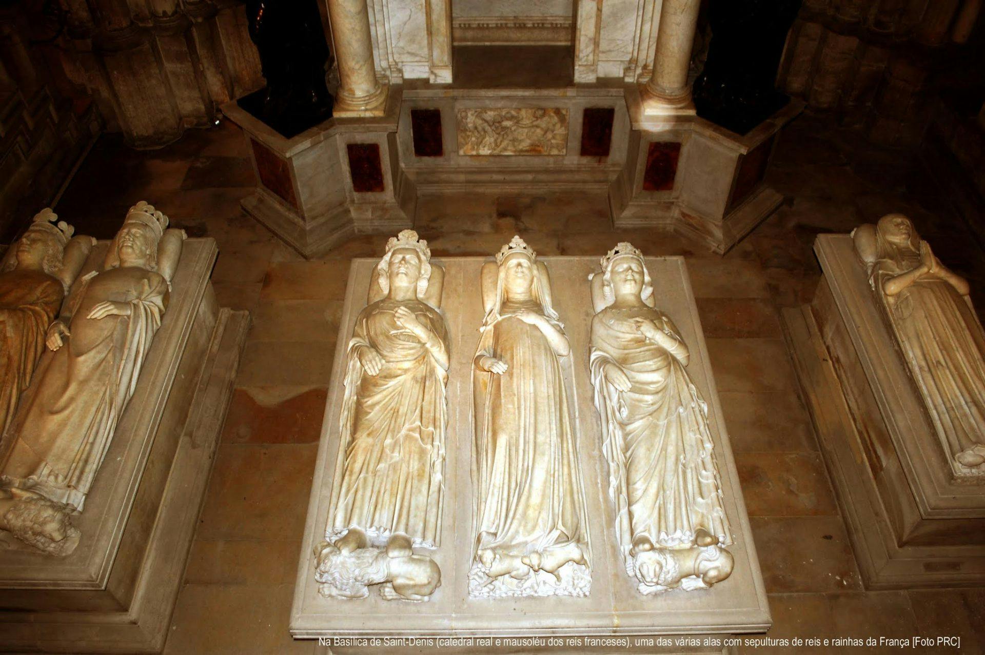 Na basílica de Saint-Denis (catedral real e mausoléu dos reis franceses), uma das várias alas com sepulturas de reis e rainhas da França. [Foto PRC]