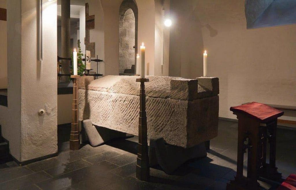 Túmulo de Santo Alberto Magno na cripta da igreja de Santo André, em Colônia, Alemanha
