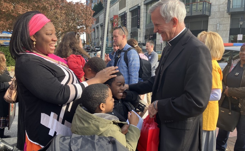 Dra Winnie, seus filhos recebem a bênção de D. Strickland, em Baltimore