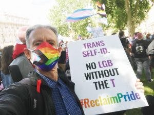 Peter Tatchell, líder de OutRage, em uma de suas campanhas em Londres a favor do movimento LG