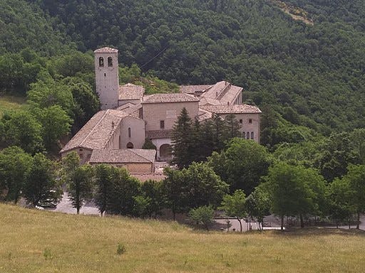 Mosteiro de Fonte Avelana, onde Santo Pedro Damião morou - Giacomo Alessandroni, CC BY-SA 4.0&nbsp;<a href="https://creativecommons.org/licenses/by-sa/4.0">https://creativecommons.org/licenses/by-sa/4.0</a>, via Wikimedia Commons