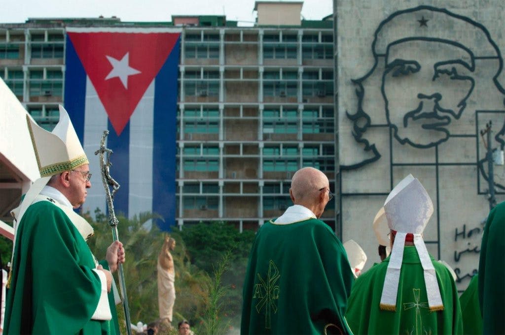 O Papa Francisco viajou à Ilha-prisão, onde, na Praça da Revolução em Havana, celebrou uma missa sob um gigantesco pôster do guerrilheiro Che Guevara