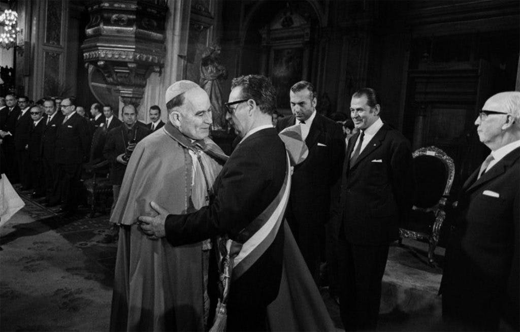 O Cardeal Silva Henríquez cumprimenta o marxista Salvador Allende dentro da catedral de Santiago do Chile, no dia de sua posse como presidente