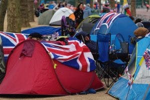 Dias antes da coroação pessoas montaram tendas para guardar um melhor lugar para assistir ao momento histórico