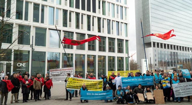 Manifestações em Frankfurt contra o Caminho Sinodal Alemão