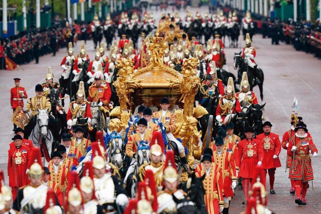 Espetáculo aéreo durante a aparição do rei e os mais próximos, na sacada do Palácio de Buckingham.