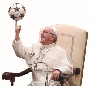 O Papa Francisco brinca com uma bola durante a Audiência Geral de 2 de janeiro de 2019, que deixou muitos católicos perplexos