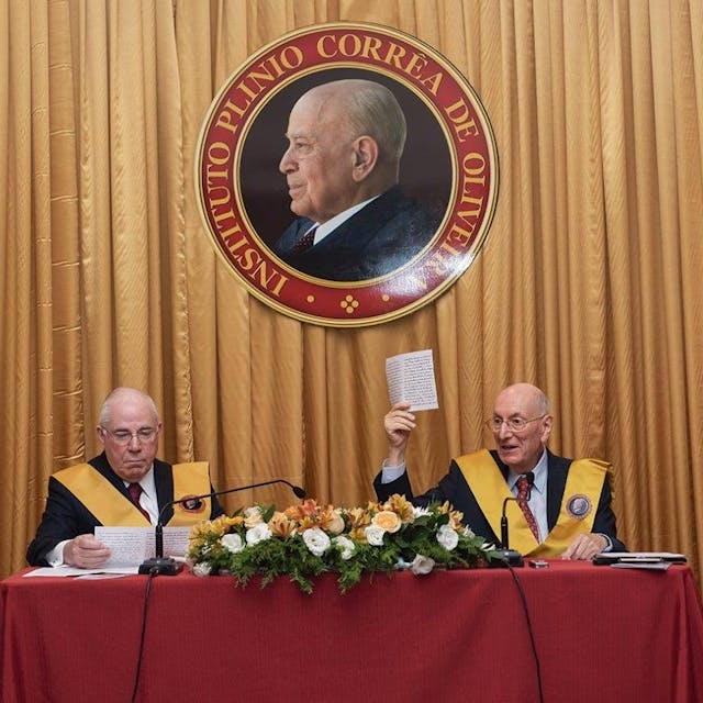 Dr. Borelli, à direita, durante uma conferência sobre o centenário das aparições de Nossa Senhora de Fátima, realizada em 2017.
