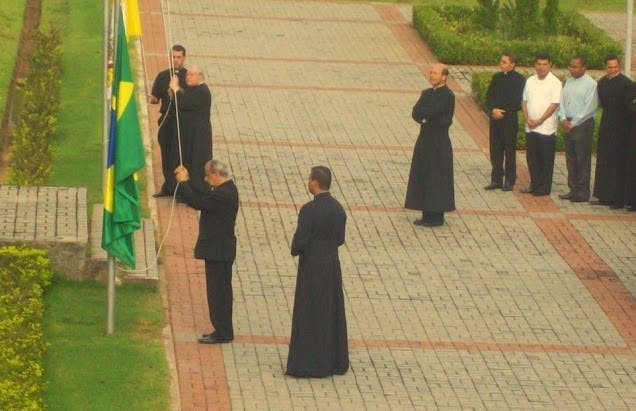 D. Manoel Pestana e D. Francisco Canindé hasteiam bandeiras do Brasil e Vaticano