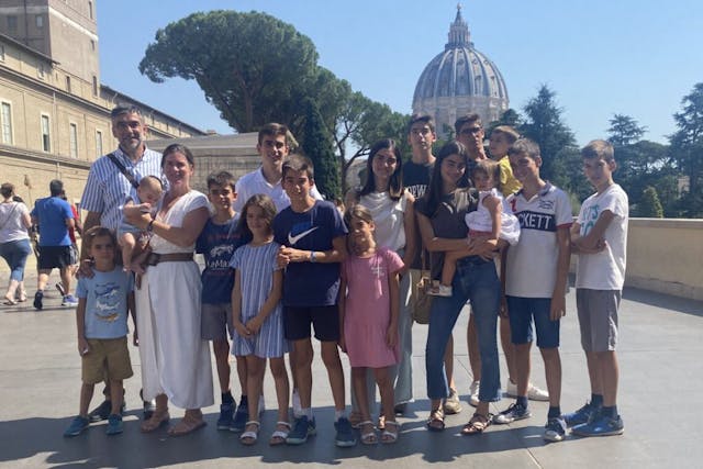 A numerosa família espanhola numa viagem de férias à Itália